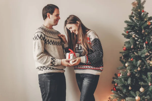 Pareja Joven Intercambiando Regalos Pie Cerca Del Árbol Navidad Con — Foto de Stock