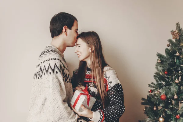 Frohe Weihnachten Und Ein Gutes Neues Jahr Stylisches Hipster Paar — Stockfoto