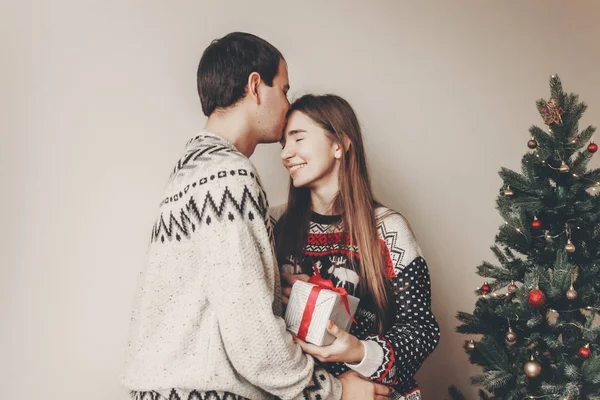 Feliz Joven Dando Regalo Mujer Cerca Del Árbol Navidad — Foto de Stock