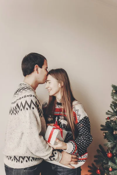 mutlu genç adam karısını Noel ağacı yakınındaki vererek günümüze 