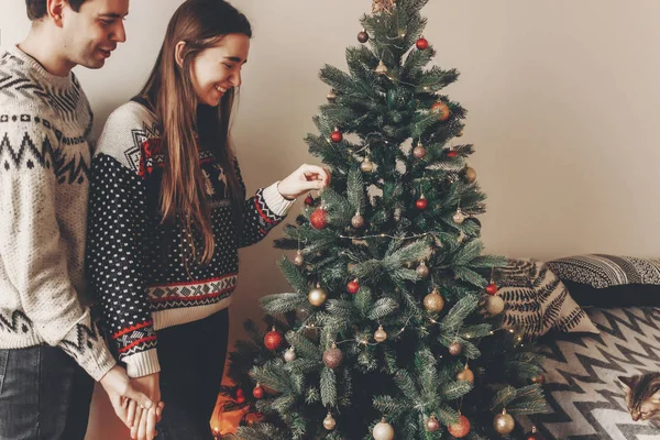 Joven Feliz Pareja Elegante Suéteres Decorando Árbol Navidad Acogedora Habitación — Foto de Stock
