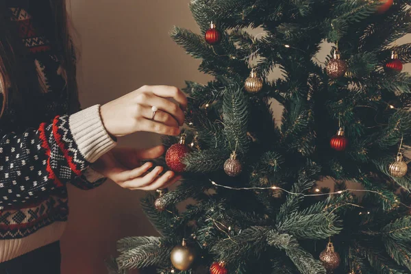 şık kazak dekorasyon Noel ağacında Oda, kadında kırpma