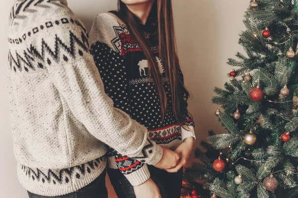 Glückliches Paar Stylischen Pullovern Die Weihnachtsbaum Stehen Und Sich Umarmen — Stockfoto