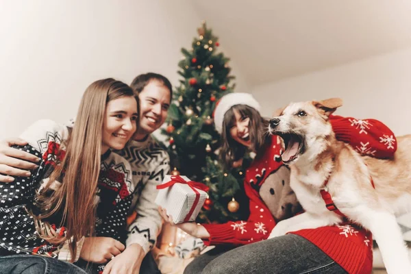 Happy Friends Stylish Sweaters Cute Funny Dog Exchanging Gifts Sitting — Stock Photo, Image