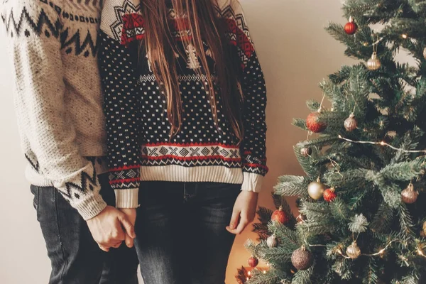 Glückliches Paar Stilvollen Pullovern Schmücken Weihnachtsbaum Und Umarmen Ernte — Stockfoto