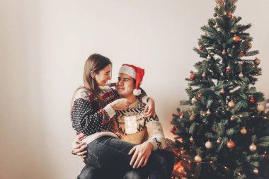 şık iki kazak Noel ağacı oturan ışık ile fener tutarak sonra 