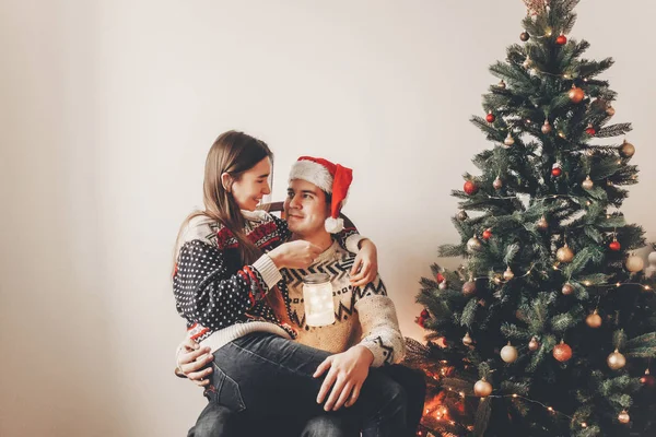 Elegante Pareja Suéteres Con Linterna Con Luz Sentada Árbol Navidad — Foto de Stock