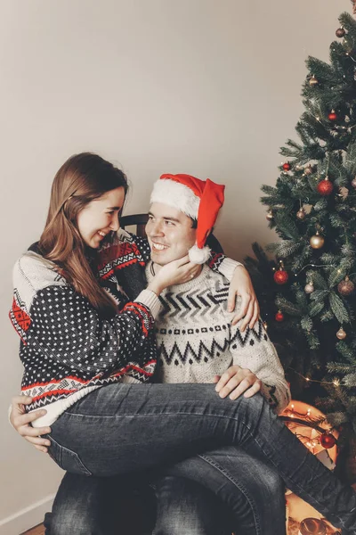 Feliz Joven Abrazando Chica Sentada Bajo Árbol Navidad — Foto de Stock