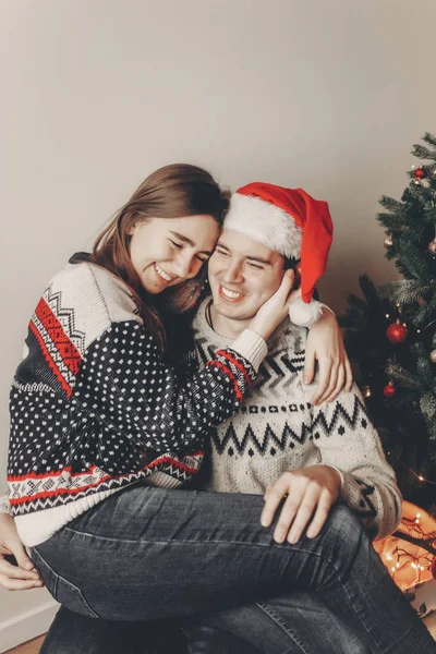 Feliz Joven Abrazando Chica Sentada Bajo Árbol Navidad — Foto de Stock