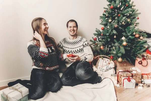 Hipster Familia Pareja Suéteres Sentado Bajo Árbol Navidad — Foto de Stock