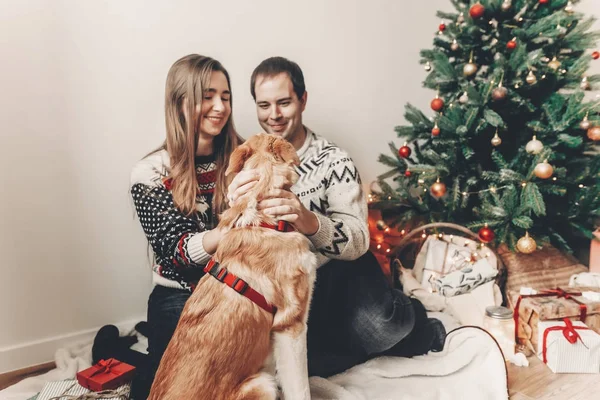 Feliz Joven Pareja Jugando Con Lindo Perro Habitación Árbol Navidad — Foto de Stock