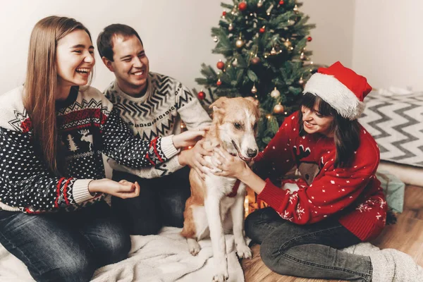 Amigos Hipster Con Estilo Suéteres Festivos Jugando Sonriendo Con Lindo — Foto de Stock