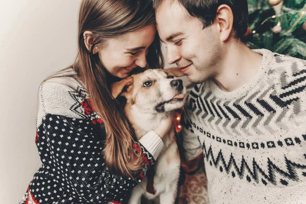 Pareja Hipster Con Estilo Suéteres Abrazando Jugando Con Perro — Foto de Stock