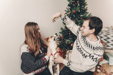 köpekle oynamayı ve gülümseyen kazak genç mutlu çift 