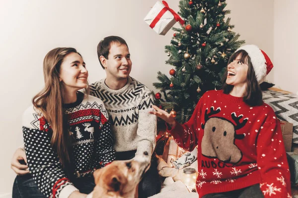 Familia Feliz Divirtiéndose Con Regalos Jugando Con Perro Árbol Navidad — Foto de Stock