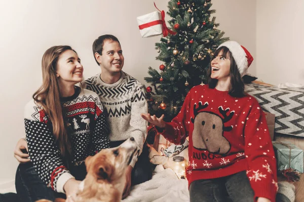 Familia Feliz Divirtiéndose Con Regalos Jugando Con Perro Árbol Navidad — Foto de Stock