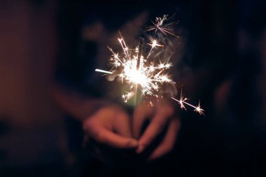 yanan Noel maytap havai fişek bengal ışık, happy new year ve neşeli Noel kavramı holding eller. 