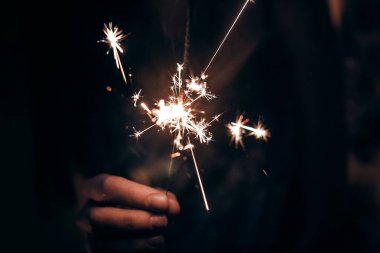 yanan Noel havai fişek bengal ışık tutan el. metin için yer.