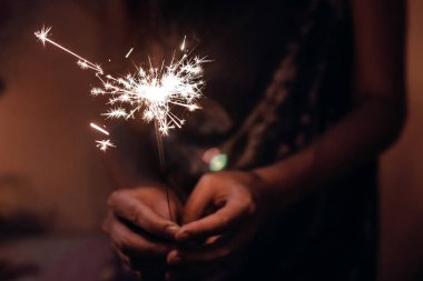 yanan Noel maytap havai fişek bengal ışık, happy new year ve neşeli Noel kavramı holding eller. 