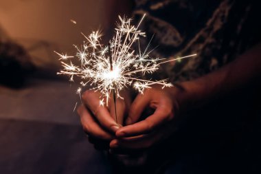 yanan Noel maytap havai fişek bengal ışık, happy new year ve neşeli Noel kavramı holding eller. 