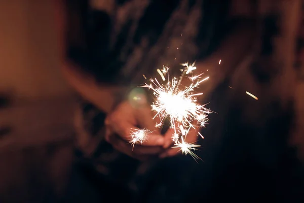 Manos Celebración Quema Navidad Chispeante Fuegos Artificiales Bengala Luz Feliz — Foto de Stock