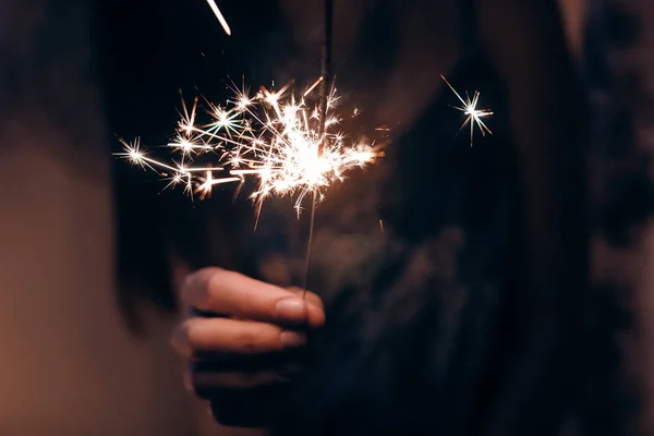 Mano Celebración Quema Fuegos Artificiales Navidad Luz Bengala Espacio Para — Foto de Stock