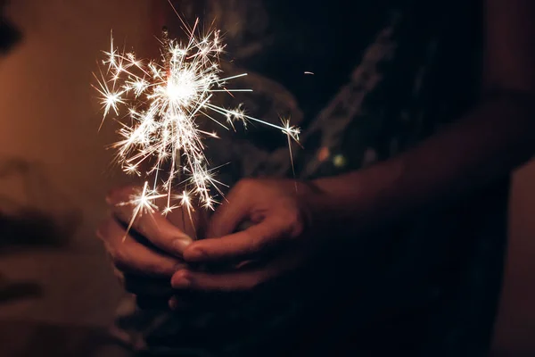 Manos Celebración Quema Navidad Chispeante Fuegos Artificiales Bengala Luz Feliz — Foto de Stock