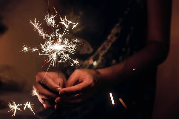 Mani Che Tengono Accese Scintille Fuoco Artificio Natale Luce Bengala — Foto Stock