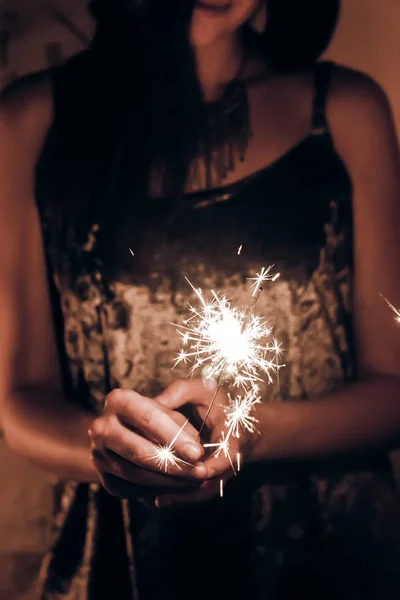 Centelleante Ardiente Primer Plano Manos Femeninas Oscuro Cosecha — Foto de Stock