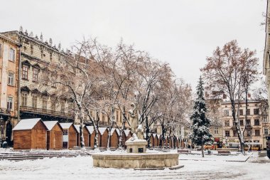 güzel bir şehir merkezi karla kaplı. Lviv karlı kasaba meydanında.