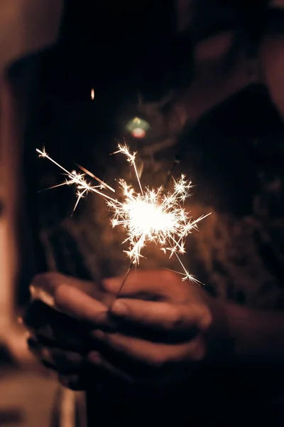 Kädet Tilalla Polttava Joulu Sparkler Ilotulitus Bengal Valo Onnellista Uutta — kuvapankkivalokuva