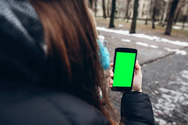 Женщина Держит Телефон Пустым Экраном Городской Улице — стоковое фото