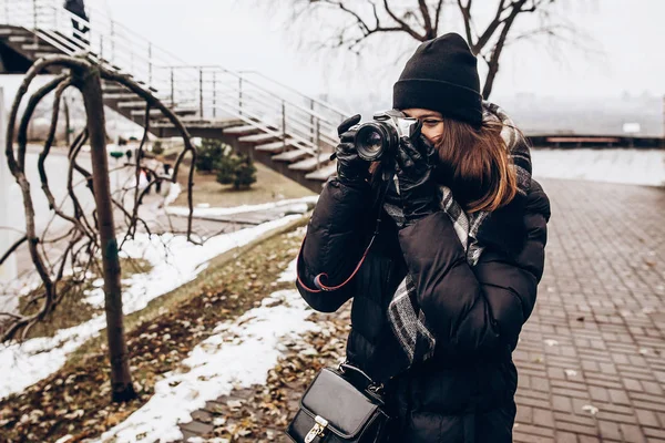 Стильная Молодая Женщина Держит Фотокамеру Фотографирует Зимней Улице — стоковое фото