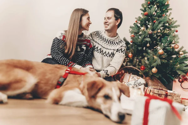 Feliz Pareja Suéteres Elegantes Lindo Perro Descansando Árbol Navidad Con — Foto de Stock