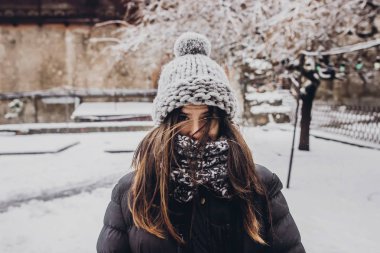örme şapka ayakta karlı City sokak şık kadın