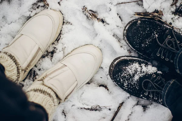 Blick Von Oben Auf Paar Schuhe Schnee Auf Dem Boden — Stockfoto