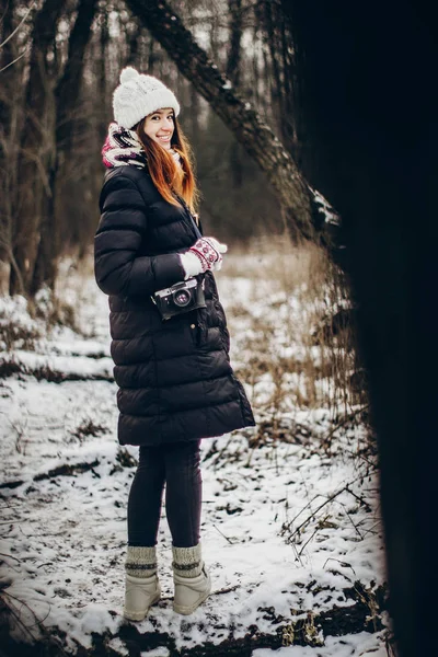雪に覆われた森 フルの長さを歩く古い写真のカメラとスタイリッシュな内気な少女 — ストック写真