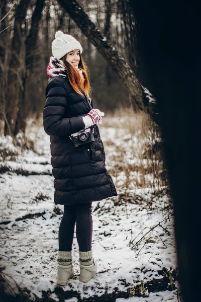 Menina Hipster Elegante Com Câmera Foto Velha Andando Floresta Nevada — Fotografia de Stock