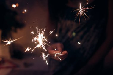 yanan maytap bengal ışık tutan eller yakın çekim.