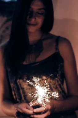 yanan maytap bengal ışık tutan genç kadın