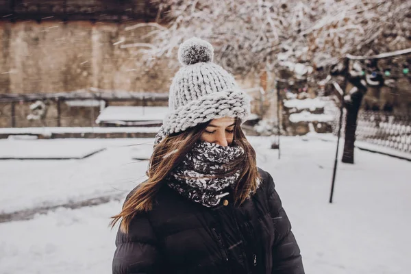 Stijlvolle Vrouw Warme Gebreide Muts Sjaal Permanent Besneeuwde Straat — Stockfoto