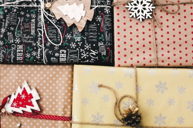 şık hediye kutuları dekoratif kar tanesi, koni ve ağaçlar, üstten görünüm ile sarılmış