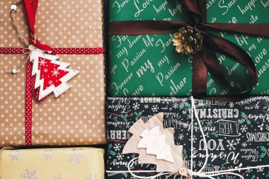 şık hediye kutuları dekor ile sarılmış. Mutlu Noeller ve mutlu yeni yıl kavramı.  