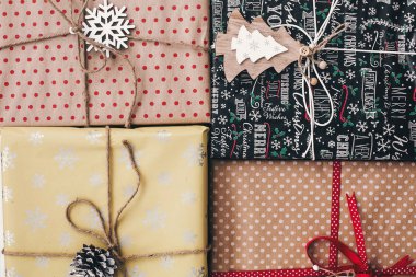 şık hediye kutuları üstten görünüm, süs ağacı çam kozalağı ve sicim ile sarılmış