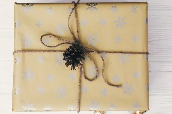Stilvoll Verpackter Geschenkkarton Mit Tannenzapfen Draufsicht — Stockfoto