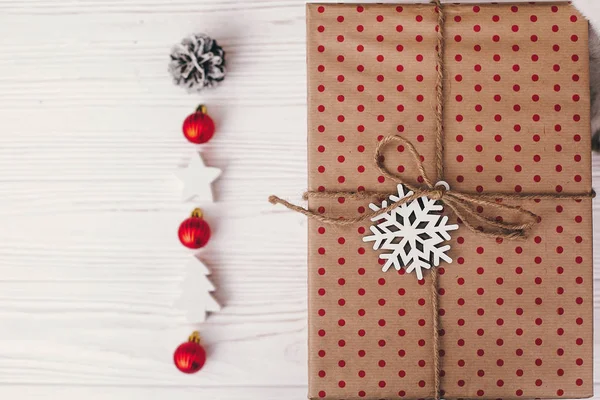 Ambachtelijke Cadeau Doos Met Decoraties Dennenappels Witte Houten Achtergrond Bovenaanzicht — Stockfoto