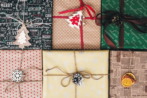 Χριστούγεννα Επίπεδη Lay Του Χρώματος Τυλιγμένο Δώρο Κουτιά Ρουστίκ Διακόσμηση — Φωτογραφία Αρχείου
