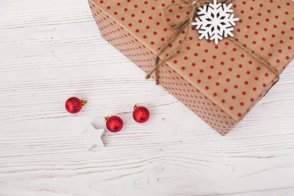 Elegante Caja Regalo Envuelta Con Bolas Rojas Estrella Madera Blanca —  Fotos de Stock