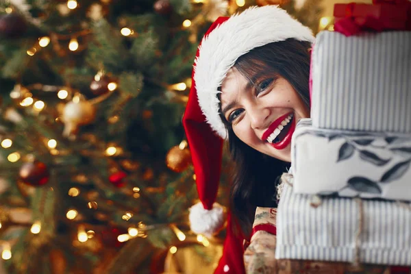 Портрет Щасливі Жінка Санта Hat Проведення Подарункові Коробки Стрічки Новорічні — стокове фото