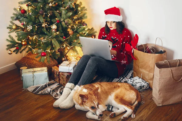 Boldog Asszony Santa Kalap Dolgozik Laptop Kutya Ajándék Karácsonyfa Alatt — Stock Fotó
